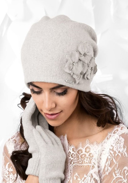 Светло сива зимна шапка Andora