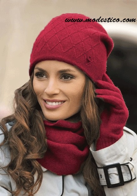 Червена дамска зимна шапка Rafaela